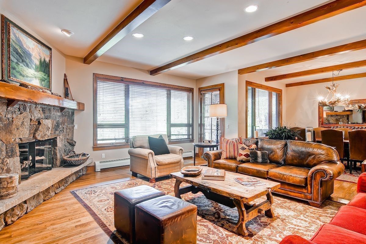 Televisie, een open haard en een dvd-speler