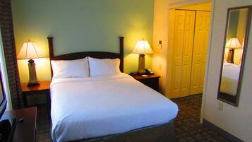 1 室のベッドルーム、ノートパソコン用作業スペース、WiFi (無料)、ベッドシーツ