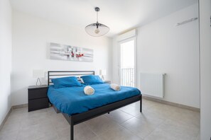 1 slaapkamer, een strijkplank/strijkijzer, reisbedje, gratis wifi