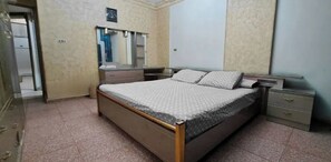 2 quartos, escrivaninha, ferros/tábuas de passar roupa