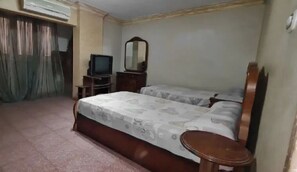 2 quartos, escrivaninha, ferros/tábuas de passar roupa
