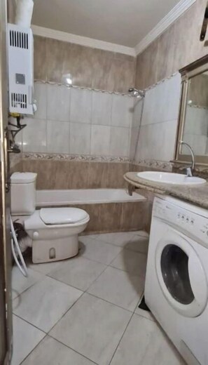 Chuveiro, toalhas de banho, papel higiênico 