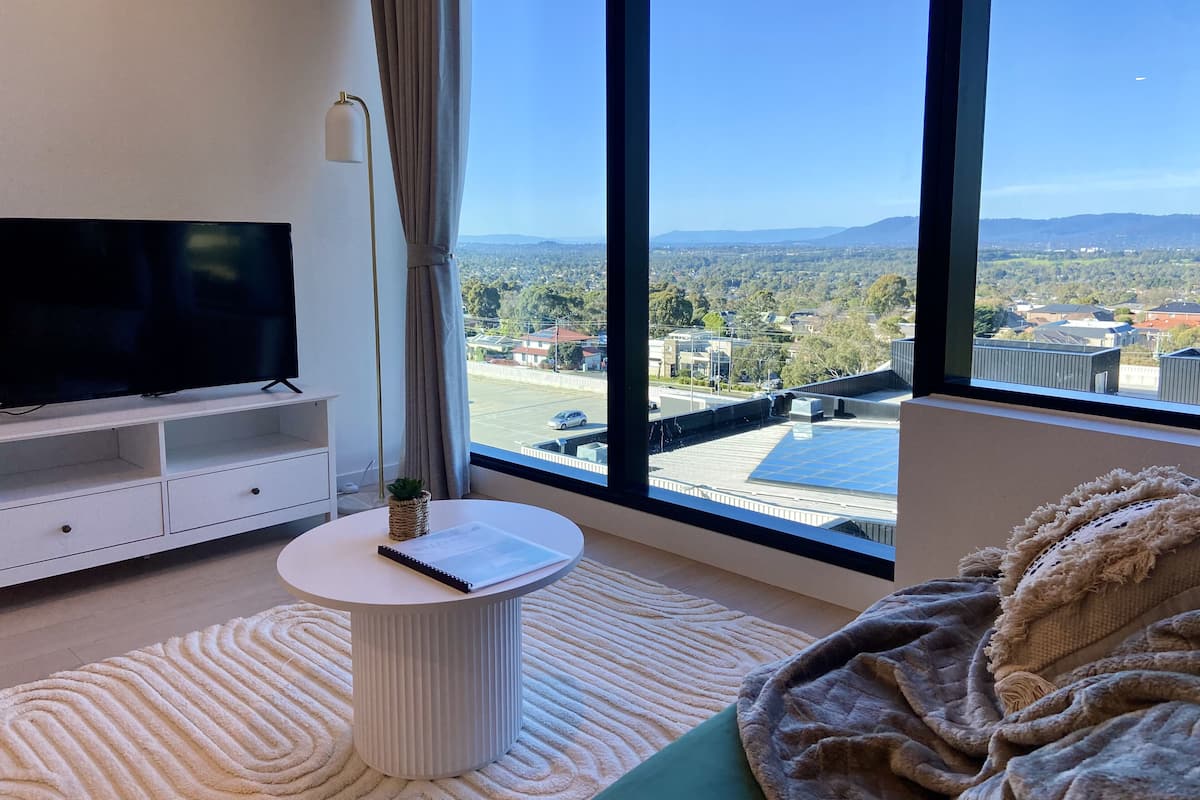 Deluxe appartement, 2 slaapkamers, toegang tot zwembad, uitzicht op bergen | Woonruimte | Een 43-inch smart-tv met satellietzenders, een televisie en Netflix