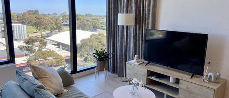 Appartement Design, 2 chambres, accès piscine, vue ville | Coin séjour | TV connectée de 43 pouces avec chaînes par satellite, télévision