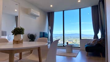 Deluxe Apartment, 2 Bedrooms, Pool Access, Mountain View | Living area