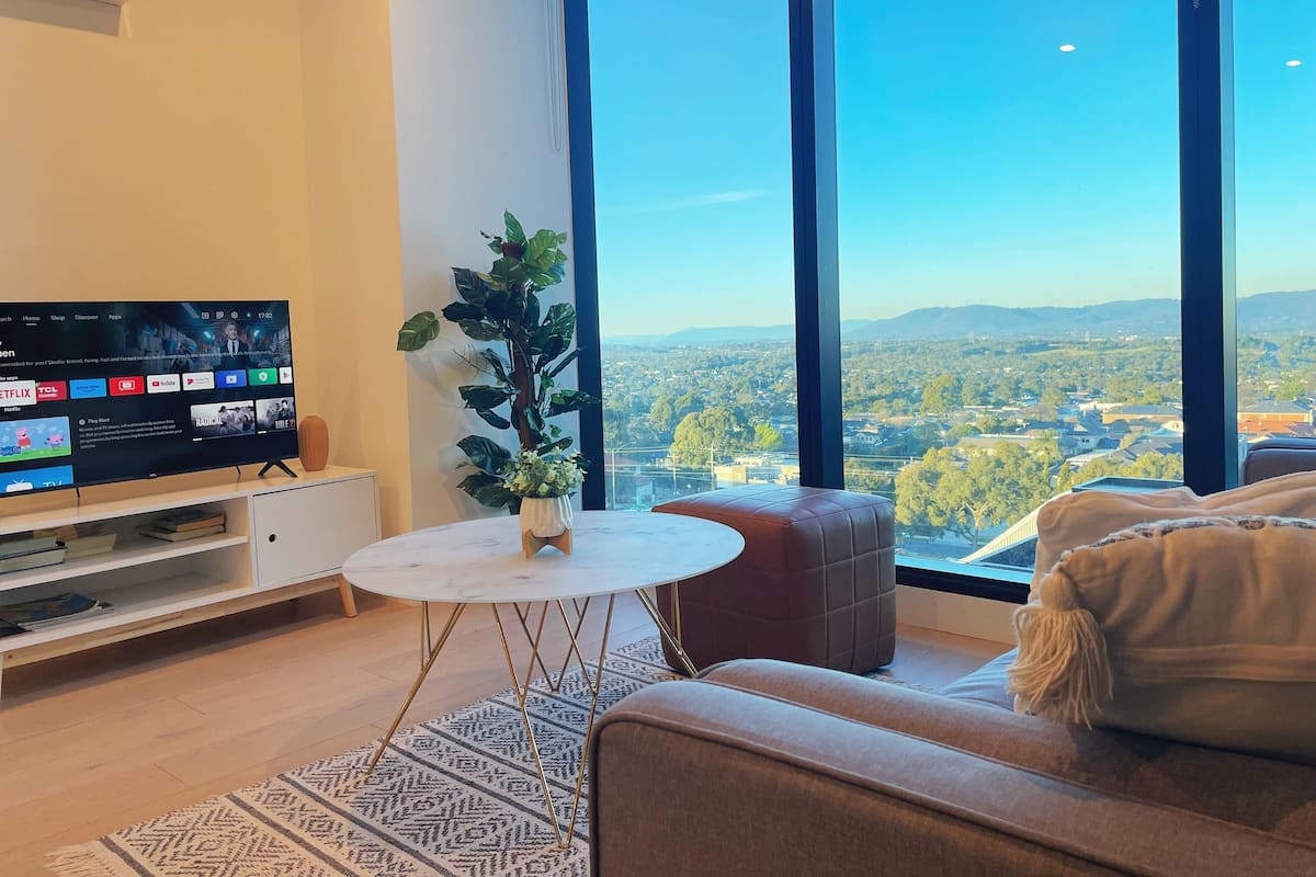43-inch Smart TV with satellite channels, TV, Netflix