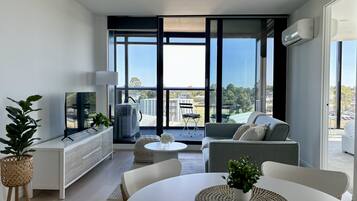 Departamento de diseñador, 2 habitaciones, acceso a la alberca, vista a la ciudad | 2 habitaciones, cortinas blackout y tabla de planchar con plancha