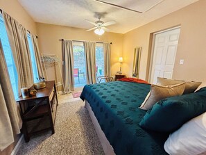 4 bedrooms, iron/ironing board, travel crib, free WiFi - Brick By The Bridge - POOL! (Fayetteville)