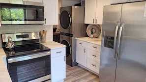 Réfrigérateur, four à micro-ondes, un four, surface de cuisson