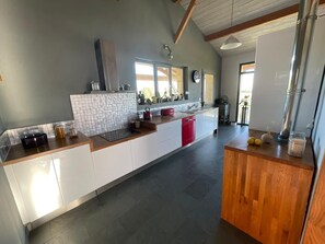 Een koelkast, een microgolfoven, een oven, een kookplaat