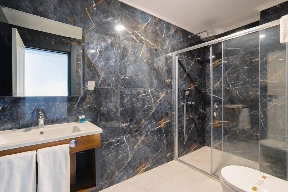 Bathroom | Shower, rainfall showerhead, free toiletries, hair dryer