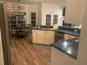 Refrigerador, microondas, horno y comedor 