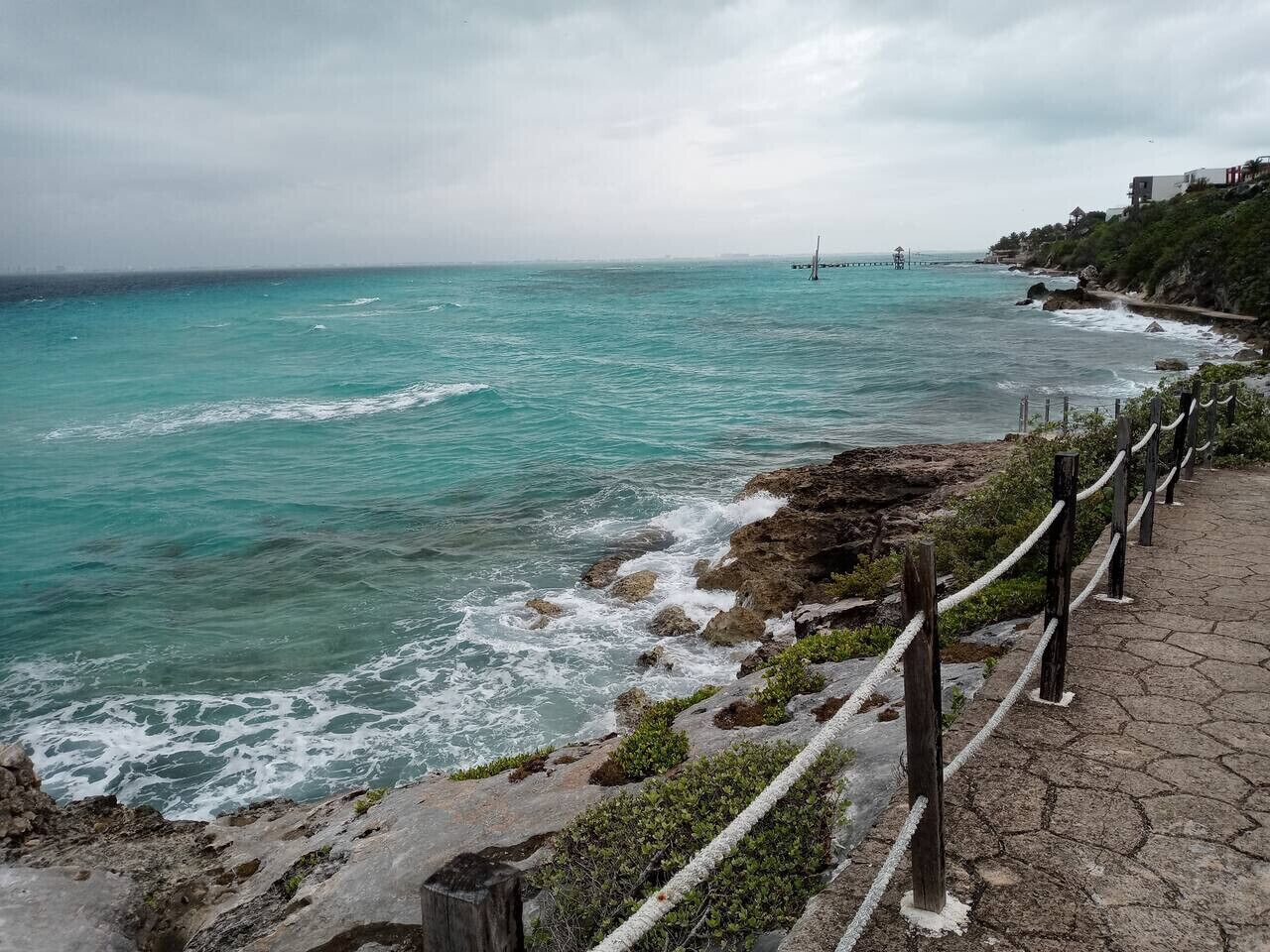 Un paseo marítimo costero con una costa rocosa y vistas al océano.