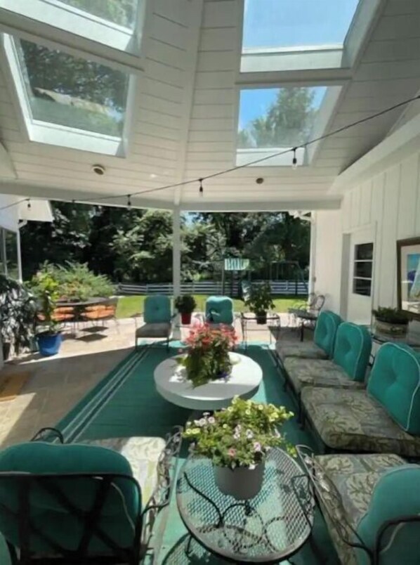 Dining - Wonderful 3 Bedroom house in the heart of Rowayton (Norwalk)