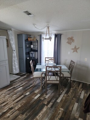 Dining - Waterfront Home on deep canal, private dock, close to boat ramp Ft Island Trail (Crystal River)