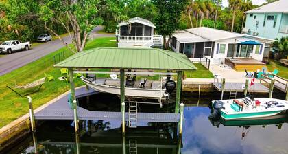 Waterfront Home on deep canal, private dock, close to boat ramp Ft Island Trail