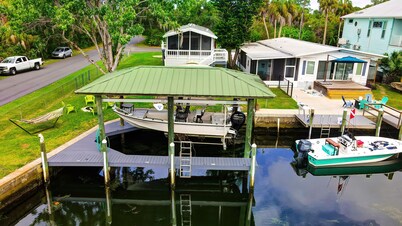 Waterfront Home on deep canal, private dock, close to boat ramp Ft Island Trail