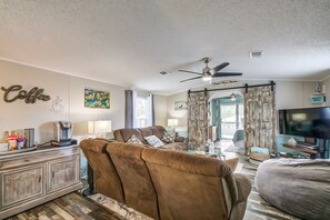 Smart TV, DVD player - Waterfront Home on deep canal, private dock, close to boat ramp Ft Island Trail (Crystal River)