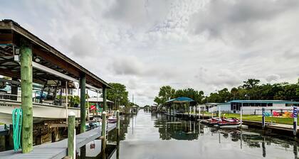 Waterfront Home on deep canal, private dock, close to boat ramp Ft Island Trail