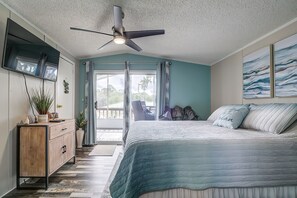 2 bedrooms, free WiFi, bed sheets - Waterfront Home on deep canal, private dock, close to boat ramp Ft Island Trail (Crystal River)
