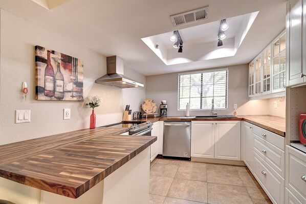 Fridge, microwave, oven, stovetop - Papago Park Pad (Tempe)