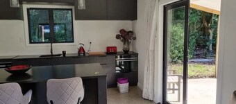 Cheerful 2-bedroom villa garden setting near beach