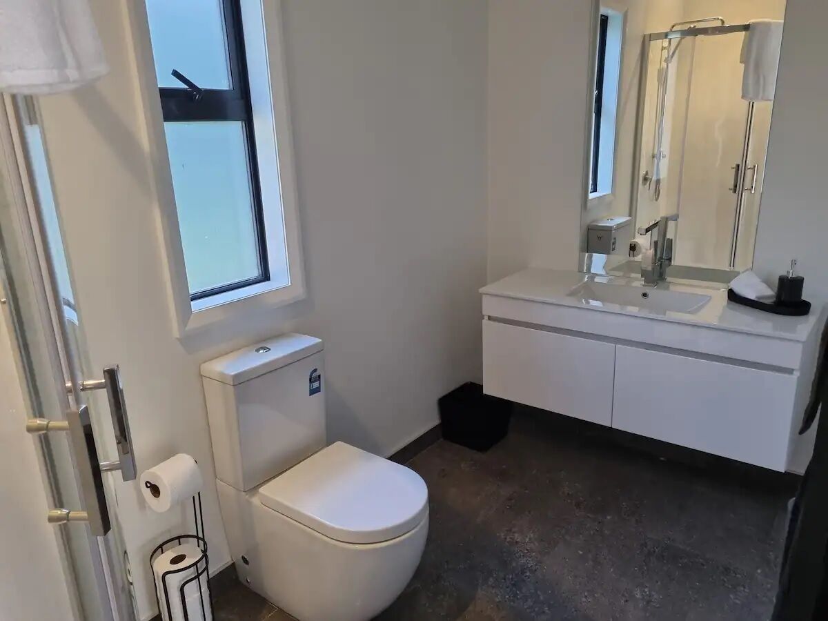 Een douche, een haardroger, handdoeken, zeep