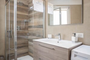 Shower, hair dryer, bidet, towels
