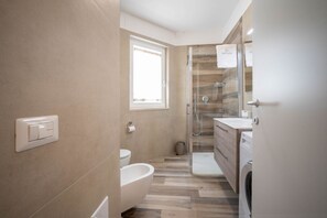 Dusche, Haartrockner, Bidet, Handtücher