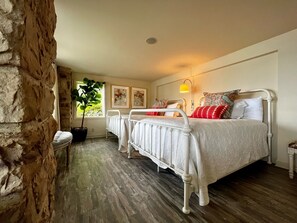 10 bedrooms, iron/ironing board, free WiFi, bed sheets - Pine Hill Estate- 3 Homes | Hot Tub + Boat Dock (Hot Springs)