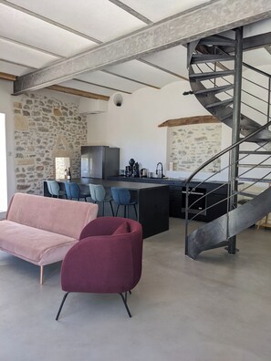 Smart-TV, Kamin, Tischtennisplatte, Stereoanlage