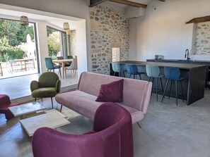 Una Smart TV, una mesa de tenis de mesa, un reproductor estéreo