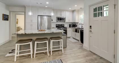 Kingwood Cove Cottage - 10 mins from IAH - Water Front