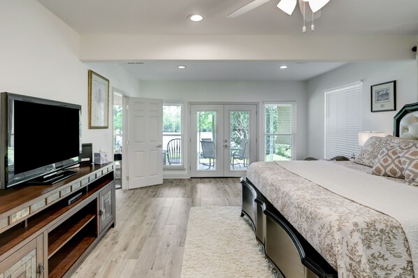 2 habitaciones, escritorio y tabla de planchar con plancha 