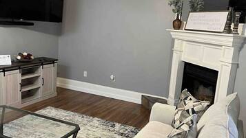 TV connectée, cheminée, chaßne hi-fi