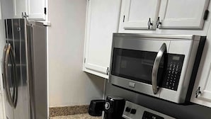 A kitchen with stainless steel appliances, including a refrigerator, microwave, stove, and oven. - Location!! Minutes from L’Auberge/LSU/DOWNTOWN (Baton Rouge)