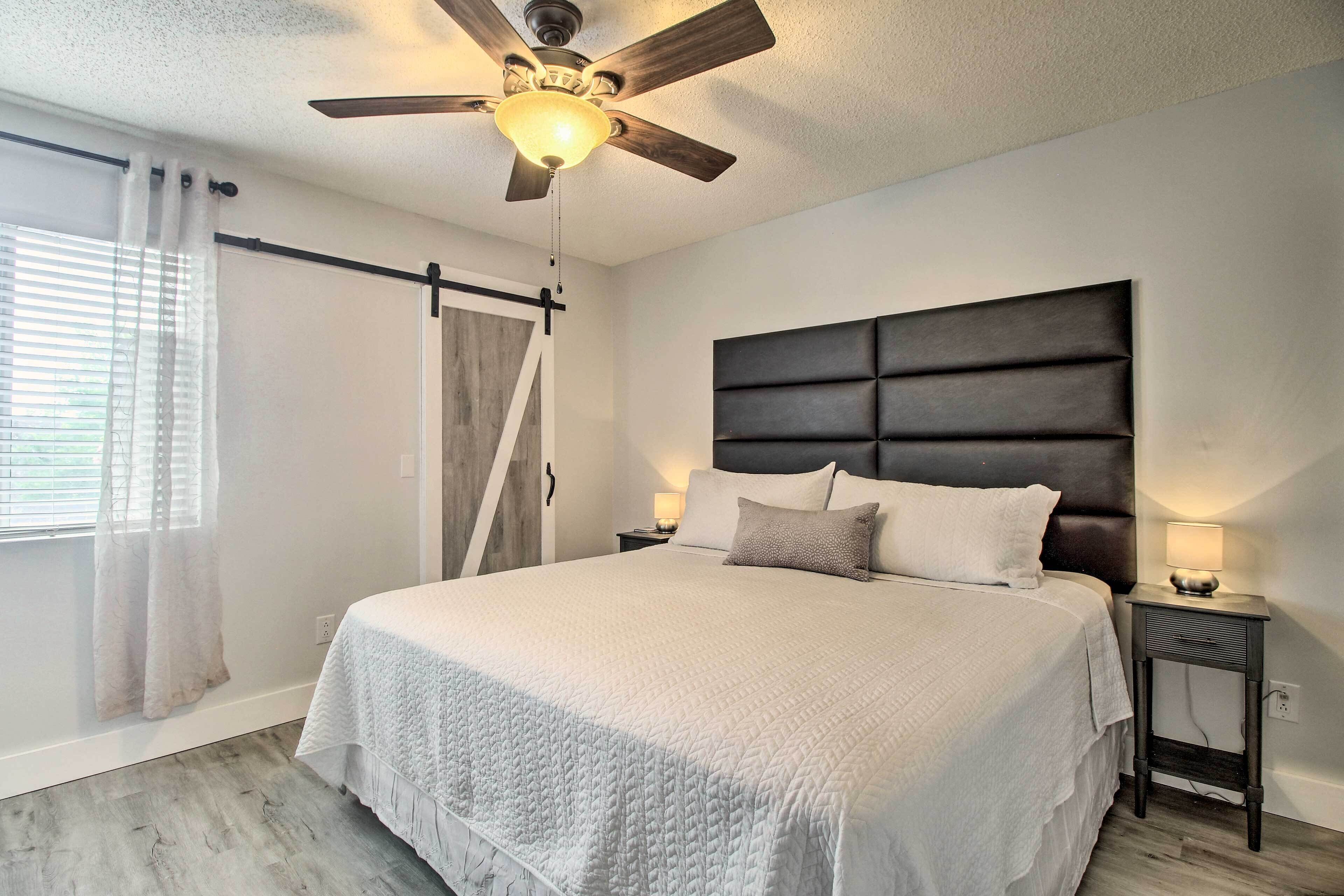 2 bedrooms, iron/ironing board, travel crib, free internet