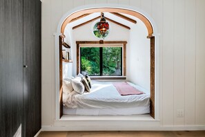 2 bedrooms, desk, free WiFi, bed sheets