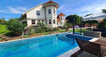 Holiday apartment with Pool and Internet