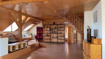 Un futbolín, una mesa de tenis de mesa