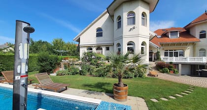 Holiday apartment with Pool and Internet