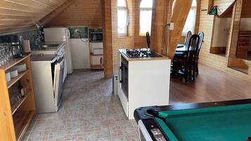 Frigorífico, microondas, horno y placa de cocina