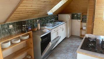 Frigorífico, microondas, horno y placa de cocina