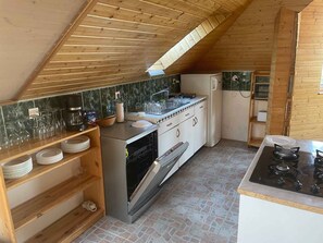 Kühlschrank, Mikrowelle, Ofen, Herdplatte