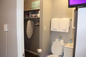 Combined shower/bathtub, hair dryer - Studio - Sleeps 3 - 2 mins from Downtown Oswego (Oswego)