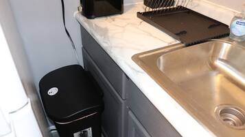 Een koelkast, een magnetron, een oven, een kookplaat