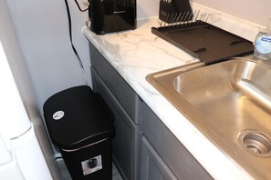 Fridge, microwave, oven, stovetop - Studio - Sleeps 3 - 2 mins from Downtown Oswego (Oswego)