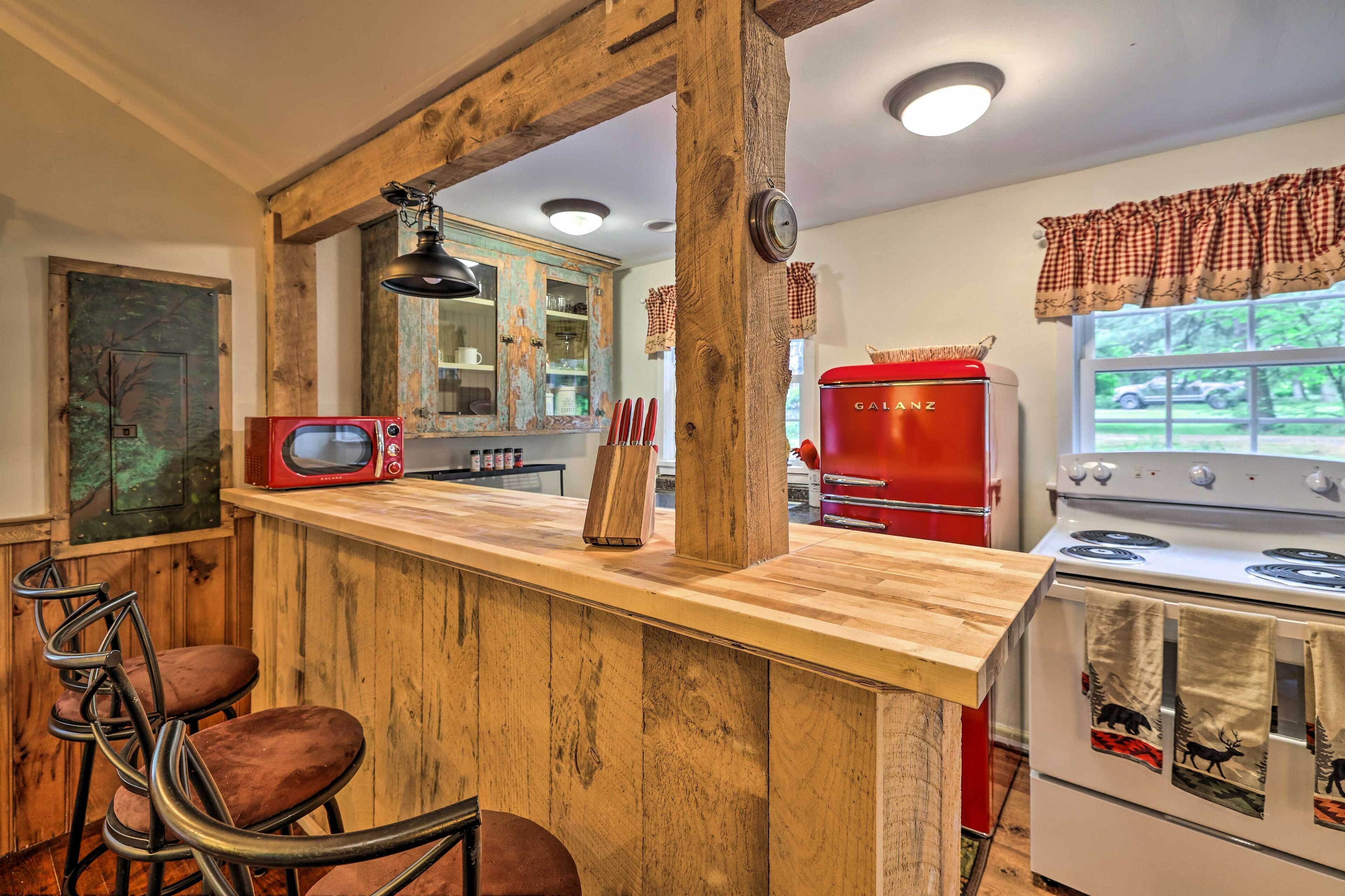 Coffee/tea maker, fridge, microwave, stovetop