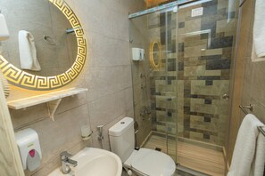 Phòng đôi Deluxe | Phòng tắm | Bồn tắm ngâm, máy sấy tóc, khăn tắm 