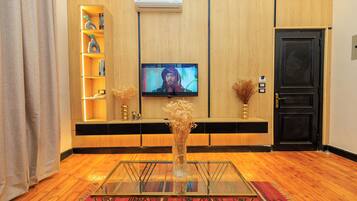 Suíte estúdio luxo | Área de estar | TV LCD 43 polegadas com canais via satélite, TV, impressoras